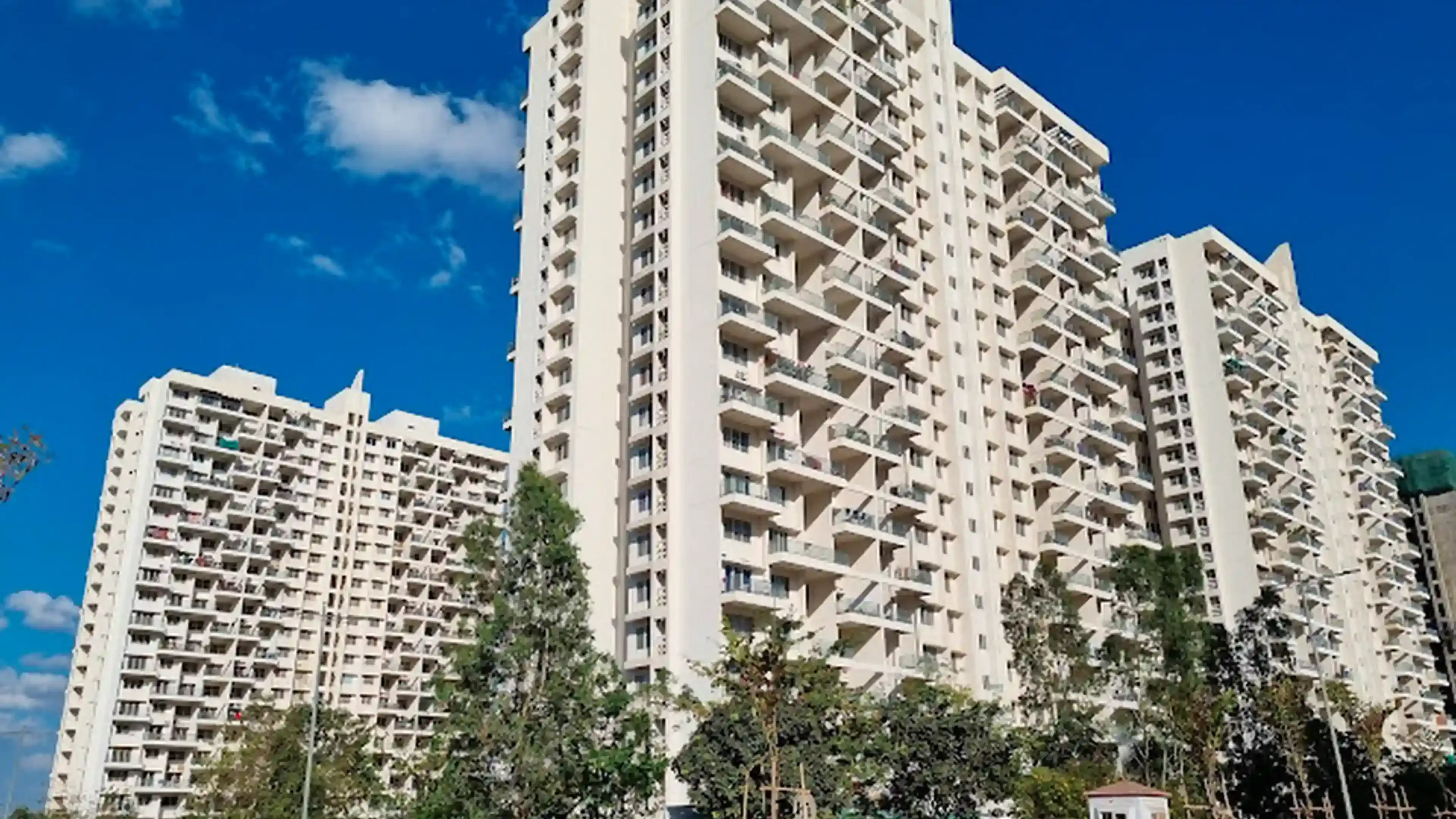 Kolte Patil 24K Stargaze Bavdhan swimming pool and recreation deck